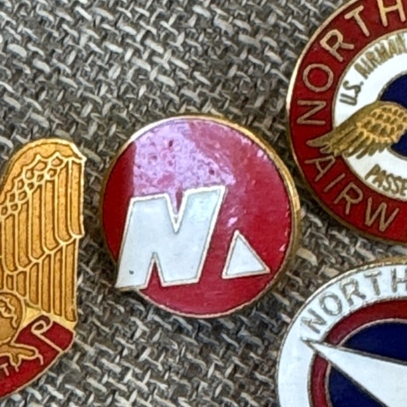 Northwest Airlines Collectible Pin Set - Picture 5 of 6
